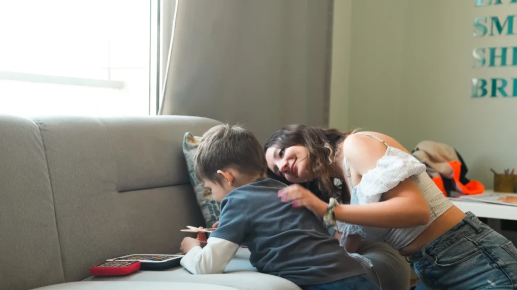 5 tehnici de terapie logopedică la domiciliu pentru copiii cu autism: un ghid pentru părinți