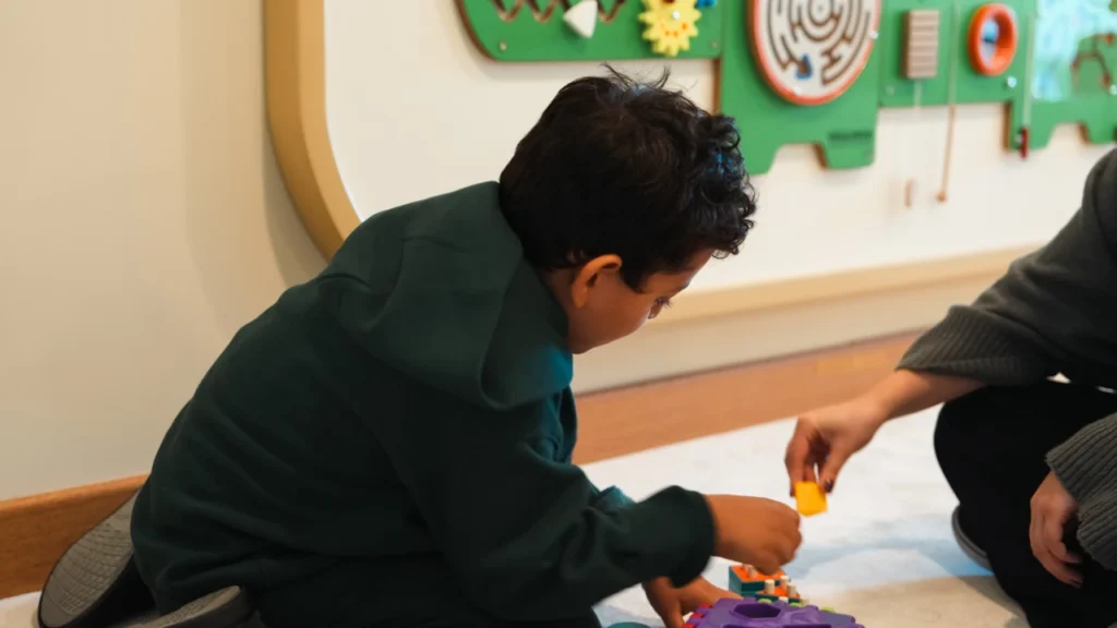 Copil autist într-un mediu medical calm, cu suport senzorial.